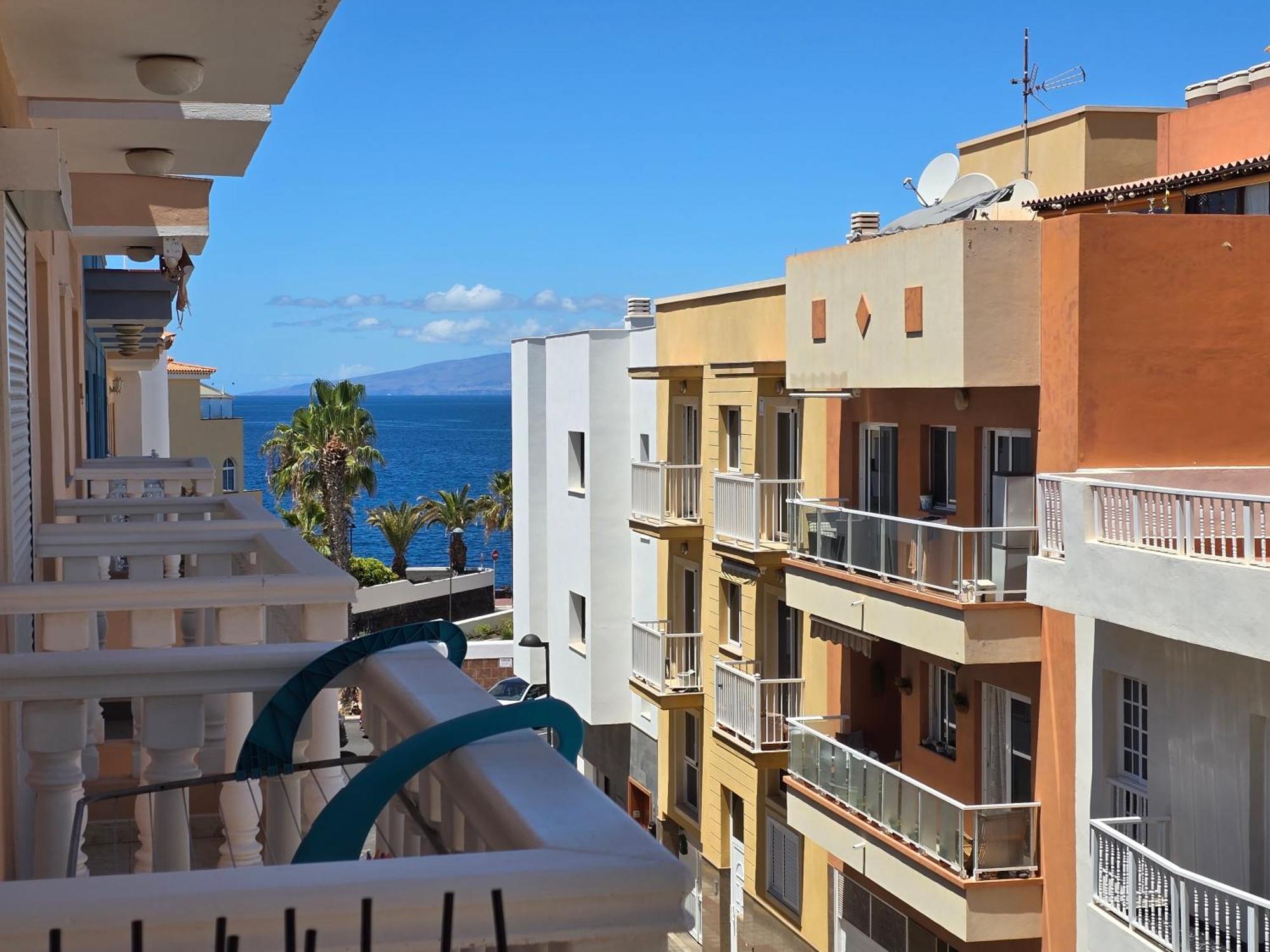 Beautiful Renovated Apartment With Air Conditioning Just Steps From The Sea In Playa San Juan Exteriör bild